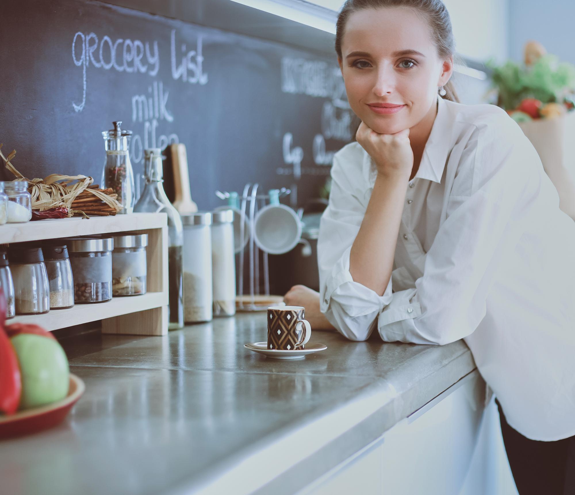 Wnętrze pracowni kulinarnej z przygotowanym stołem